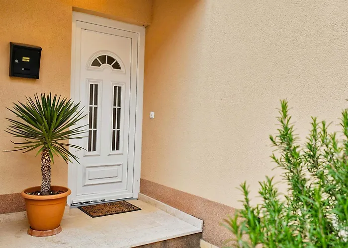 Stela, 2-bedrooms, Sea View And Parking Makarska