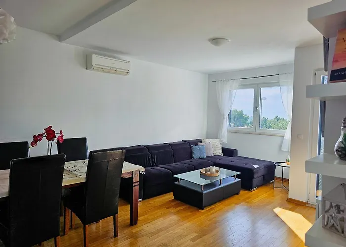 Stela, 2-bedrooms, Sea View And Parking Apartment Makarska