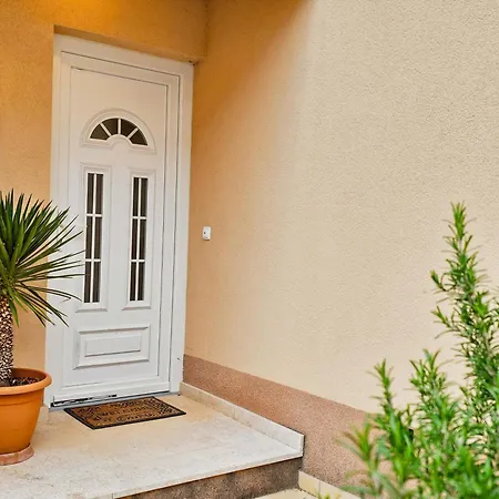 Stela, 2-bedrooms, Sea View And Parking Makarska